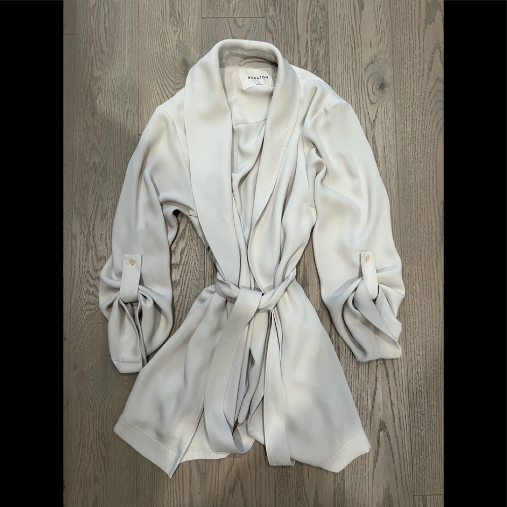 Short Khalo robe / Aritzia. In light beige